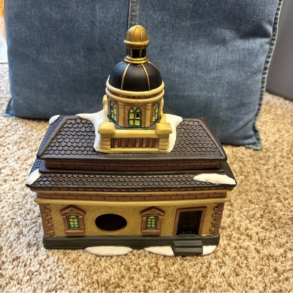 Dickens 1997 Village Bank & Trust light up Christmas village piece - Picture 4 of 8